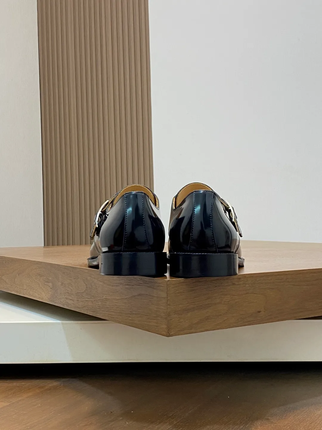 Men's shoes 💰780 HERMES/Hermès GAME slip-on loafers. These loafers are made of matte frosted calfskin. They are equipped with functional Kelly shoe buckles to easily create a fashionable urban style. They are equipped with genuine leather welts and lightweight grooved rubber foam outsole. They have genuine calfskin lining and silk-screen logo feet. They are slip-on design. They are novel and fashionable, with a handsome upper. Comes with a dust bag in the original box! Size: 39-40-41-42-43-44 standard leather shoe size (38/45 can be customized but does not support returns)